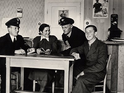 Postamt Altenberg 1940 v.l. Johann Sailer, Karoline Leitner, Peter Altreiter und Wilhelm Stürmer