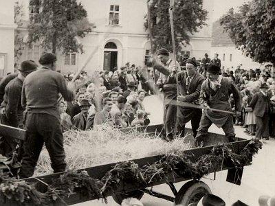 05 Arbeit mit dem Dreschflegel